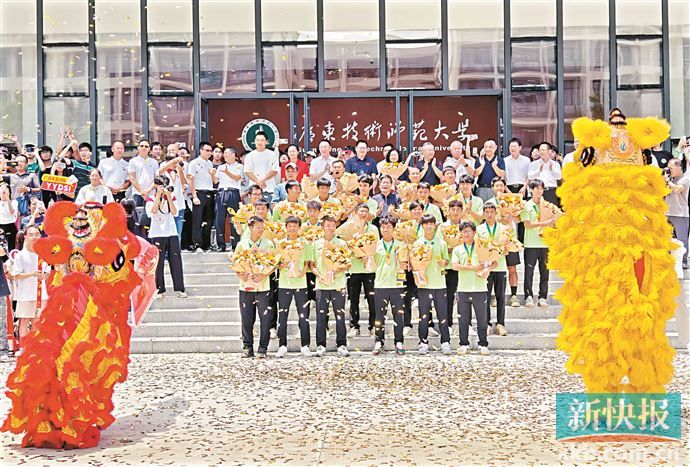 足球冠军学生有多少人_大学生足球冠军_学生足球冠军
