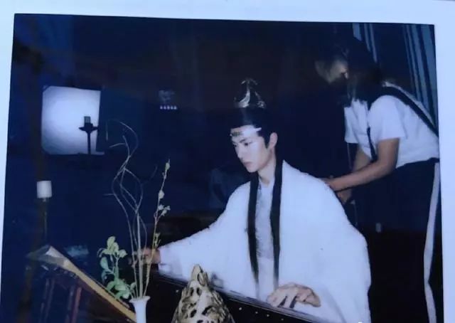 蓝色运动套装里面搭配什么衣服_蓝色运动装_蓝色运动装配什么颜色鞋子