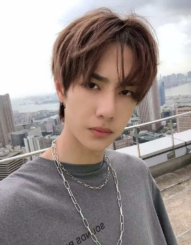 蓝色运动装配什么颜色鞋子_蓝色运动套装里面搭配什么衣服_蓝色运动装