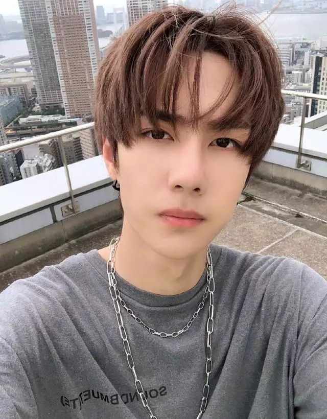 蓝色运动装配什么颜色鞋子_蓝色运动装_蓝色运动套装里面搭配什么衣服