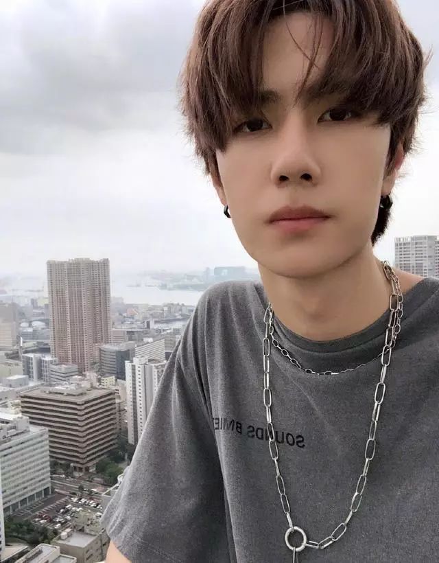蓝色运动装配什么颜色鞋子_蓝色运动装_蓝色运动套装里面搭配什么衣服